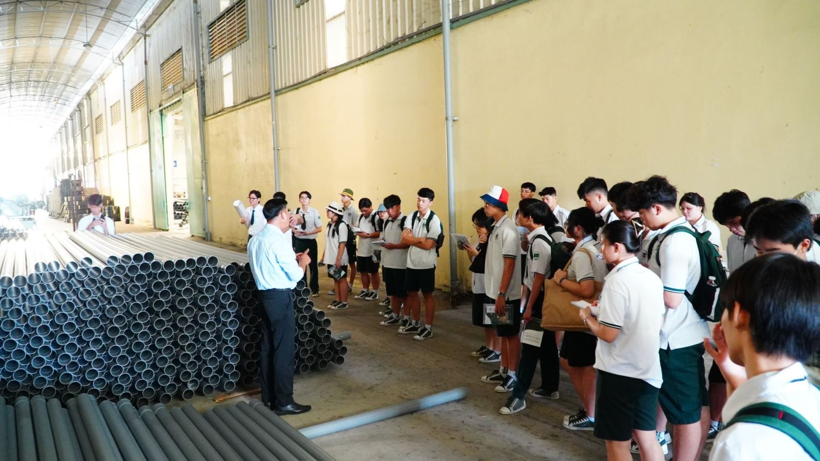 Công ty Cổ phần Nhựa Minh Hùng đón đoàn học sinh trường THCS & THPT Thái Bình đến tham quan và học tập